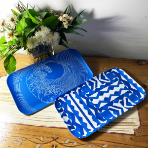 Plateau rectangulaire en résine et aux tons bleus et blancs