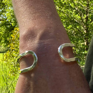 bracelet double jonc en métal argenté martelé ajustable 2