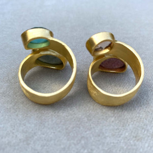 Bague composées de 2 pierres naturelles contrastées en toi et moi et montées sur un jonc en laiton plaqué or. Ajustable 2
