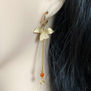 Boucles d'oreilles chaines en laiton doré avec une jolie feuille ciselée et des perles au bout des chaines. Montables sur clip 2