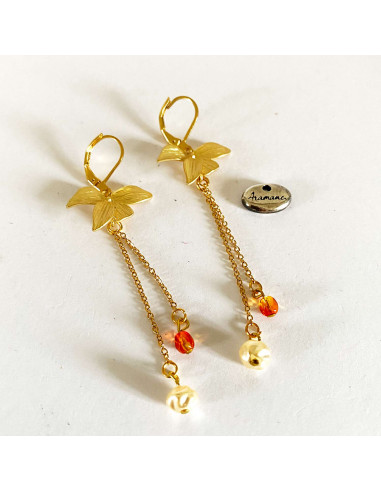 Boucles d'oreilles chaines en laiton doré avec une jolie feuille ciselée et des perles au bout des chaines. Montables sur clip