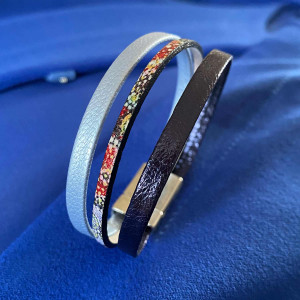 Bracelet cuir 3 liens : bleu ciel métal, bleu foncé métal et lien multicolore au centre sur fermoir aimanté 2