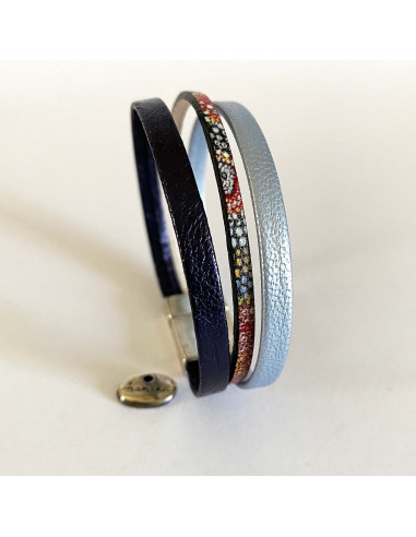 Bracelet cuir 3 liens : bleu ciel métal, bleu foncé métal et lien multicolore au centre sur fermoir aimanté