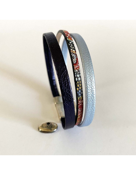 Bracelet cuir 3 liens : bleu ciel métal, bleu foncé métal et lien multicolore au centre sur fermoir aimanté