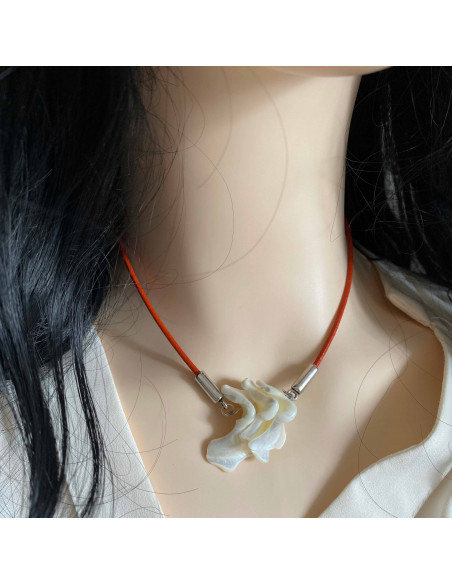 Collier nacre sur lien de cuir