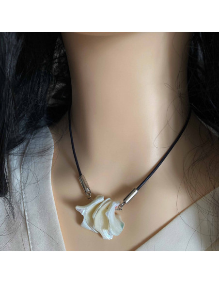 Collier nacre sur lien de cuir