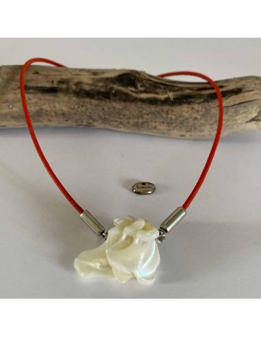 Collier nacre sur lien de cuir