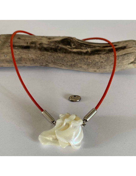 Collier nacre sur lien de cuir