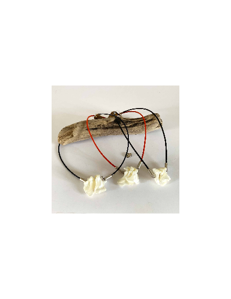 3 jolies nacres ondulées sur un lien de cuir, fermoir mousqueton et chainette de rallonge