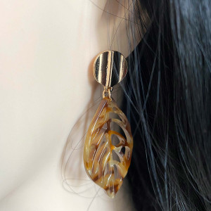 Boucles d'oreilles en acetate brune marbrée représentant une feuille nervurée et montée sur un clou d'oreille rond ondulé doré 2