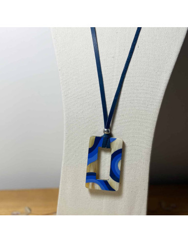 Collier long, pendentif rectangulaire en corne laquée dans les tons bleus sur un lien de cuir bleu