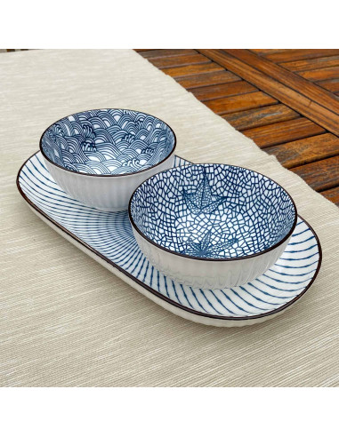 Plat ovale et 2 petits bols japonais en porcelaine bleue et blanche