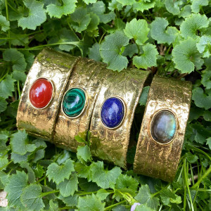 Bracelet manchette large pierre cabochon sur laiton doré 2