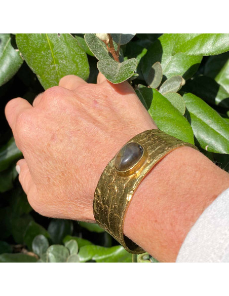 Bracelet manchette large pierre cabochon sur laiton doré