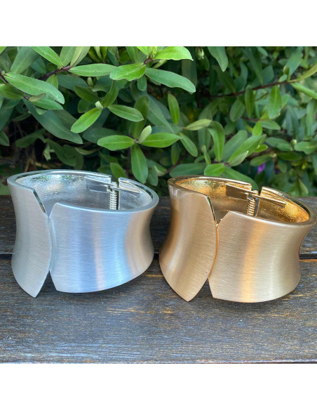 Bracelet bangle en metal argenté ou doré brossé. Fermeture et ouverture par ressort