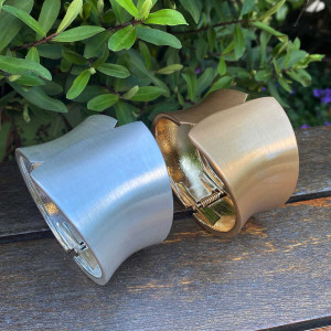 Bracelet bangle en metal argenté ou doré brossé. Fermeture et ouverture par ressort 2