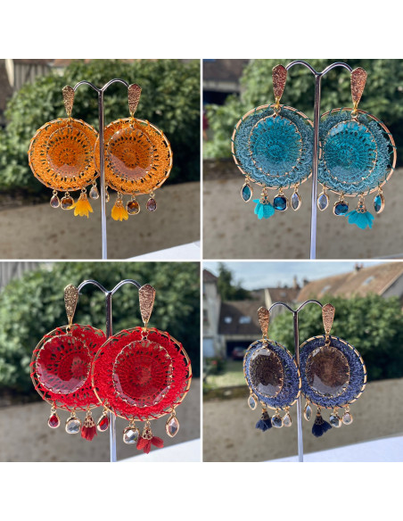 Boucles d'oreilles boheme chic, granc cercle doré crocheté, pendant en verre facetté et pampilles diverses. Un grand modèle