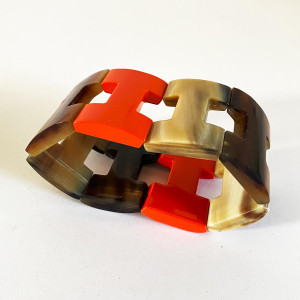 Bracelet manchette corne avec montée sur élastique. Corne naturelle et laque orange ou blanche 2