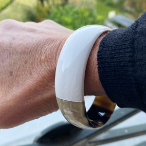 Bracelet corne large bicolore corne naturelle et corne laquée rouge ou orange ou blanc. Bracelet rigide 2