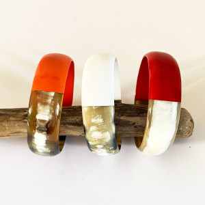 Bracelet corne large bicolore corne naturelle et corne laquée rouge ou orange ou blanc. Bracelet rigide