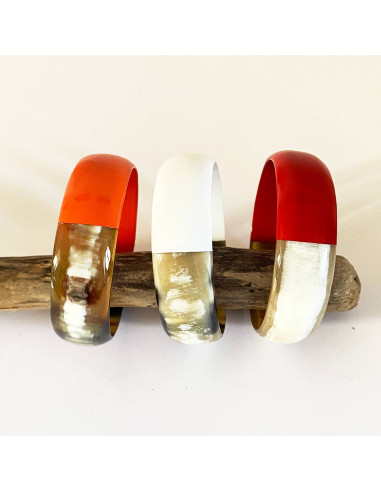 Bracelet corne large bicolore corne naturelle et corne laquée rouge ou orange ou blanc. Bracelet rigide