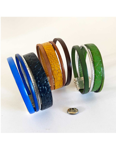 Bracelet en cuir multirang composé de lanières à motif et lanières unies sur fermoir magnétique