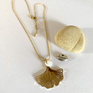Collier fleur de ginko acier inoxydable sur chaine acier inoxydable avec pastille ovale de nacre 2