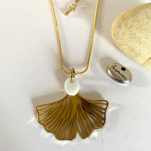 Collier fleur de ginko acier inoxydable sur chaine acier inoxydable avec pastille ovale de nacre
