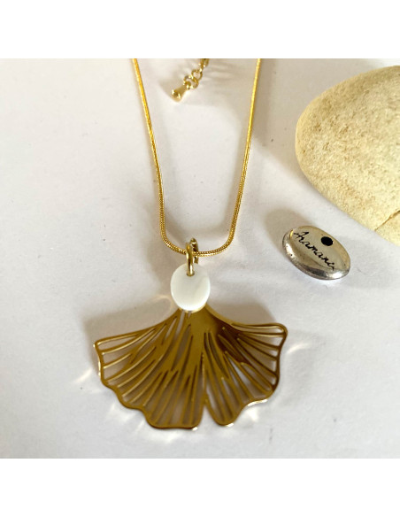 Collier fleur de ginko acier inoxydable sur chaine acier inoxydable avec pastille ovale de nacre