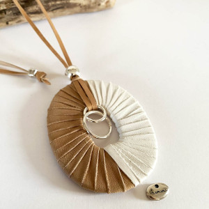 Collier avec pendentif ovale cuir sur lien de cuir 2