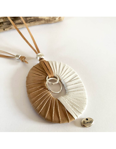 Collier pendentif ovale cuir sur lien en cuir