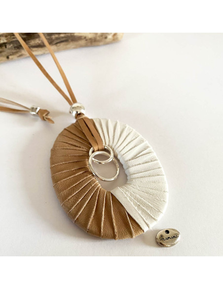 Collier pendentif ovale cuir sur lien en cuir