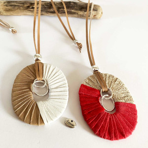 Collier avec pendentif ovale cuir sur lien de cuir