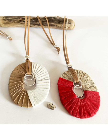 Collier avec pendentif ovale cuir sur lien de cuir