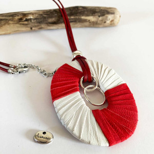 Collier sautoir pendentif cuir rouge et blanc sur lien cuir de veau rouge avec fermoir mousqueton