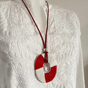 Collier sautoir pendentif cuir rouge et blanc sur lien cuir de veau rouge avec fermoir mousqueton 2