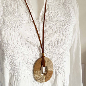 Collier pendentif cuir ovale bicolore sur lien en cuir 2