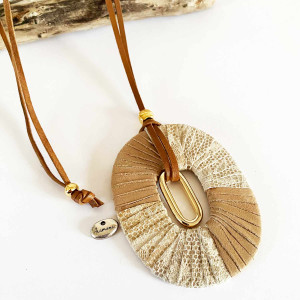 Collier pendentif cuir ovale bicolore sur lien en cuir