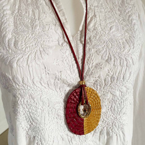 Collier pendentif cuir ovale rouge et ocre sur lien en cuir 2