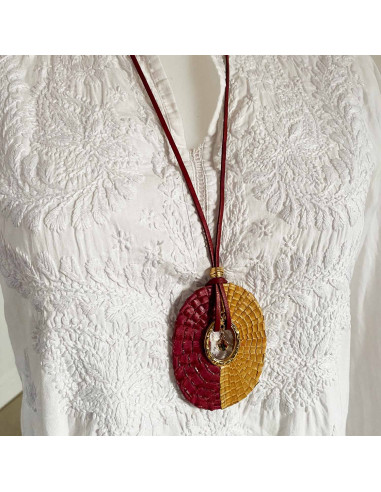 Collier pendentif cuir ovale rouge et ocre sur...