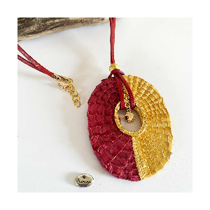 Collier pendentif cuir ovale rouge et ocre sur lien en cuir
