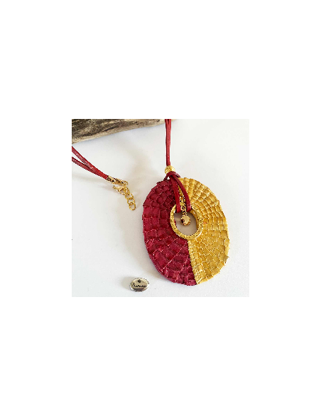 Collier pendentif cuir ovale rouge et ocre sur lien en cuir