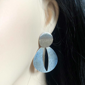 Boucles d'oreilles en métal argenté brossé ayant la forme d'ellipse. Montées sur un clou en métal brossé. 2