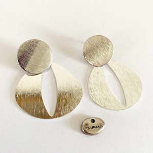 Boucles d'oreilles en métal argenté brossé ayant la forme d'ellipse. Montées sur un clou en métal brossé.