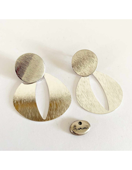 Boucles d'oreilles en métal argenté brossé ayant la forme d'ellipse. Montées sur un clou en métal brossé. Boucles d'oreilles en métal argenté brossé ayant la forme d'ellipse. Montées sur un clou en métal brossé.