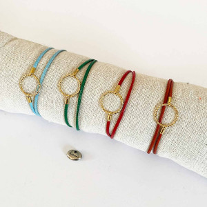 Bracelet composé d'une lanière de cuir d'agneau cousu et d'un anneau doré sur fermoir boule aimanté doré