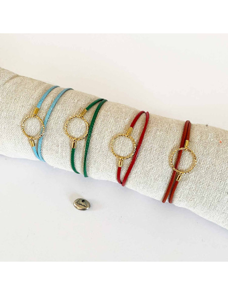 Bracelet composé d'une lanière de cuir d'agneau cousu et d'un anneau doré sur fermoir boule aimanté doré Bracelet composé d'une lanière de cuir d'agneau cousu et d'un anneau doré sur fermoir boule aimanté doré