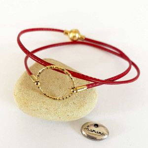 Bracelet composé d'une lanière de cuir d'agneau cousu et d'un anneau doré sur fermoir boule aimanté doré 2
