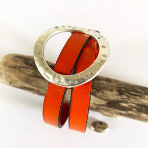 Bracelet cuir double tour avec boucle en étain plaqué argent martelé sur fermoir aimanté 2