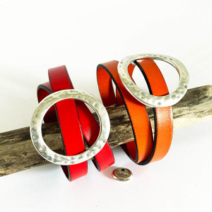 Bracelet cuir double tour avec boucle en étain plaqué argent martelé sur fermoir aimanté